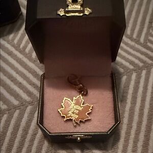 NIB ONE OF THE ORIGINAL JUICY COUTURE LEAF CHARMS